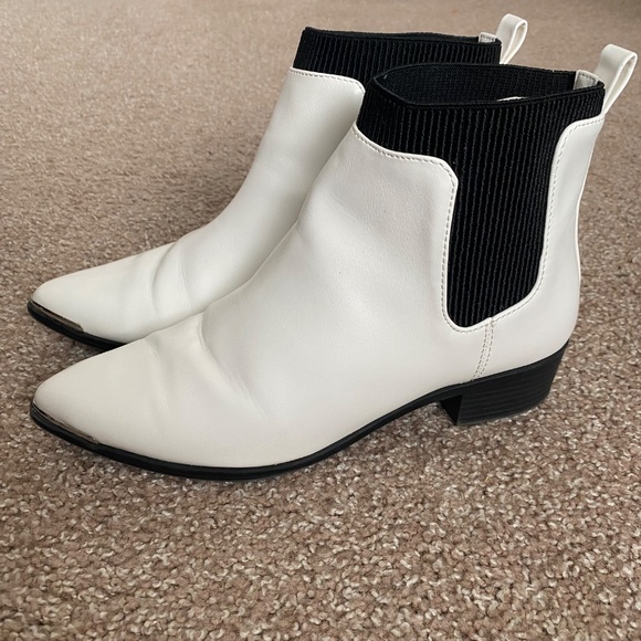 ❤️‍🔥🎸STYLISH ROCKER GIRLIES💋❤️‍🔥 White Ankle Boots w/ Pointed Toe - Picture 2 of 14